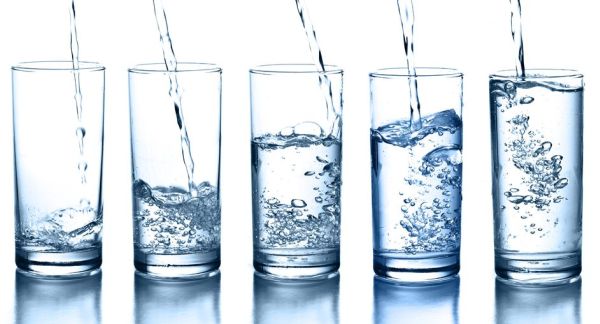 نوشیدن آب کافی برای کاهش احتباس آب در بدن