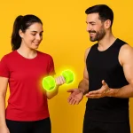 مربی بدنسازی در حال آموزش انتخاب دمبل به ورزشکار