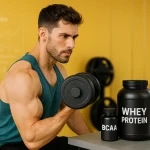 بدنساز در باشگاه با بدن خشک و خط‌دار، در کنار مکمل‌های ورزشی مثل وی پروتئین و BCAA